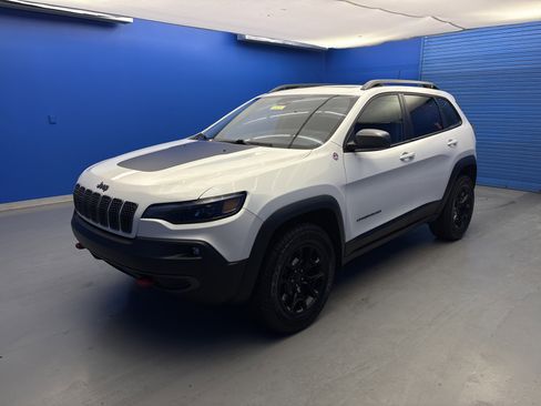 Used 2019 Jeep Cherokee Trailhawk AWD/4WD image 4
