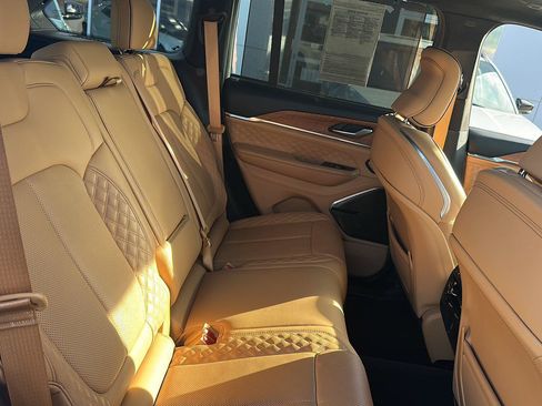 Used 2023 Jeep Grand Cherokee Summit AWD/4WD image 10