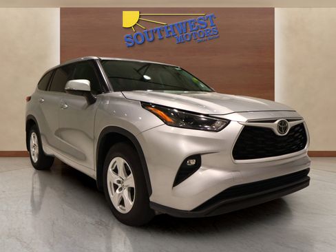 Used 2024 Toyota Highlander LE image 5