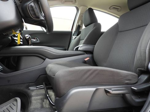 Used 2018 Honda HR-V LX image 12