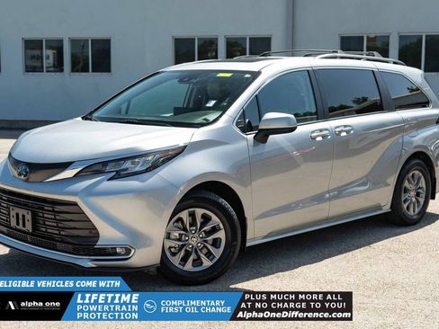 Used 2022 Toyota Sienna XLE FWD image 1