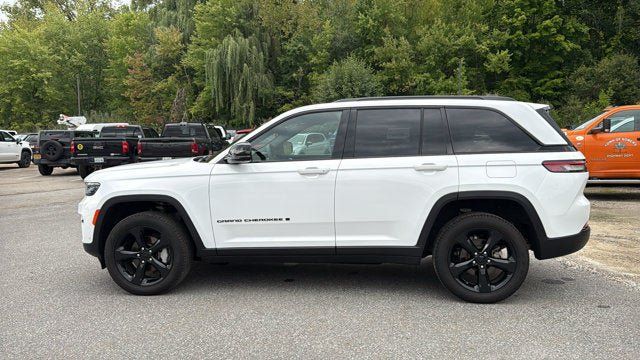 Certified 2024 Jeep Grand Cherokee Limited w/ Luxury Tech Group II AWD/4WD image 4