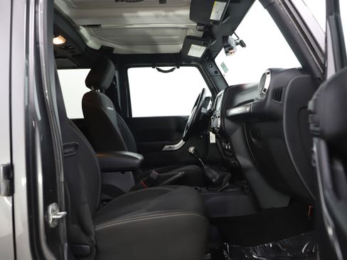 Used 2016 Jeep Wrangler Unlimited Rubicon w/ Connectivity Group image 11