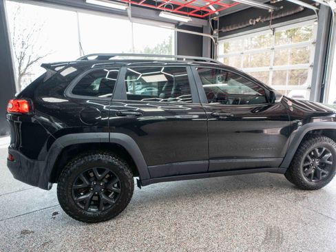 Used 2017 Jeep Cherokee Trailhawk image 4