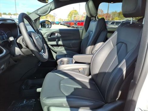 New 2026 Chrysler Pacifica Select image 7