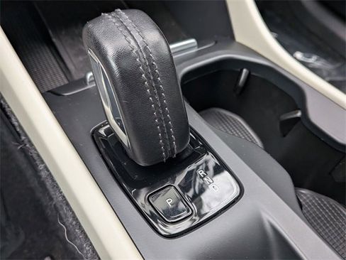 Used 2020 Volvo XC40 T4 Momentum image 18