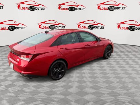 Used 2023 Hyundai Elantra SEL w/ Preferred Accessory Package FWD image 8