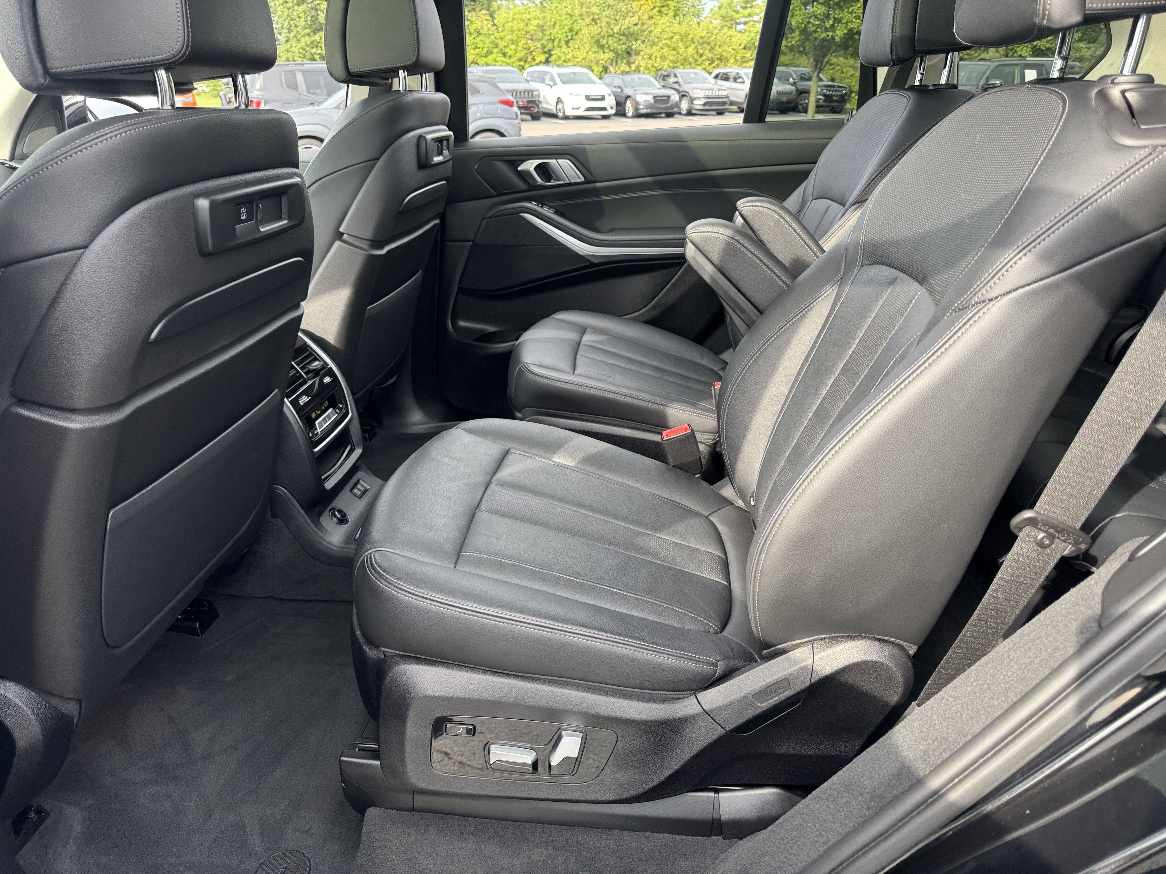 Used 2022 BMW X7 xDrive40i w/ Executive Package AWD/4WD image 16