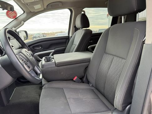 Used 2018 Nissan Titan SV image 17
