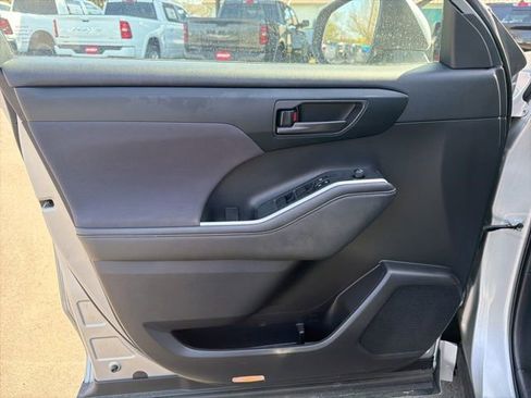 Used 2023 Toyota Highlander L image 16