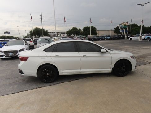 Used 2025 Volkswagen Jetta SE FWD image 10