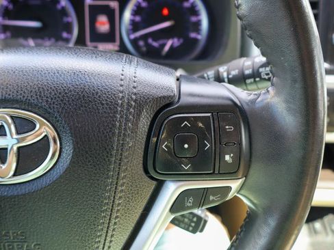 Used 2018 Toyota Highlander XLE image 18