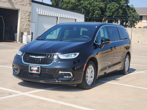 Used 2025 Chrysler Pacifica Select FWD image 11