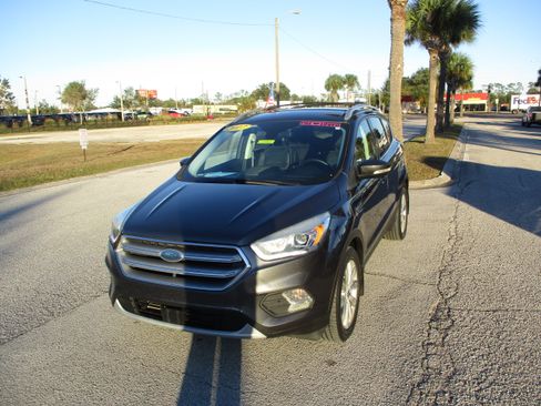 Used 2017 Ford Escape Titanium image 3