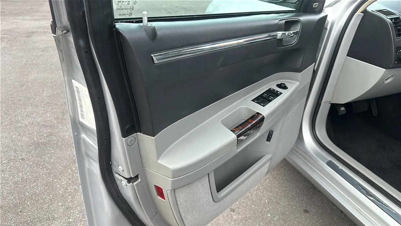Used 2007 Chrysler 300 C RWD image 20