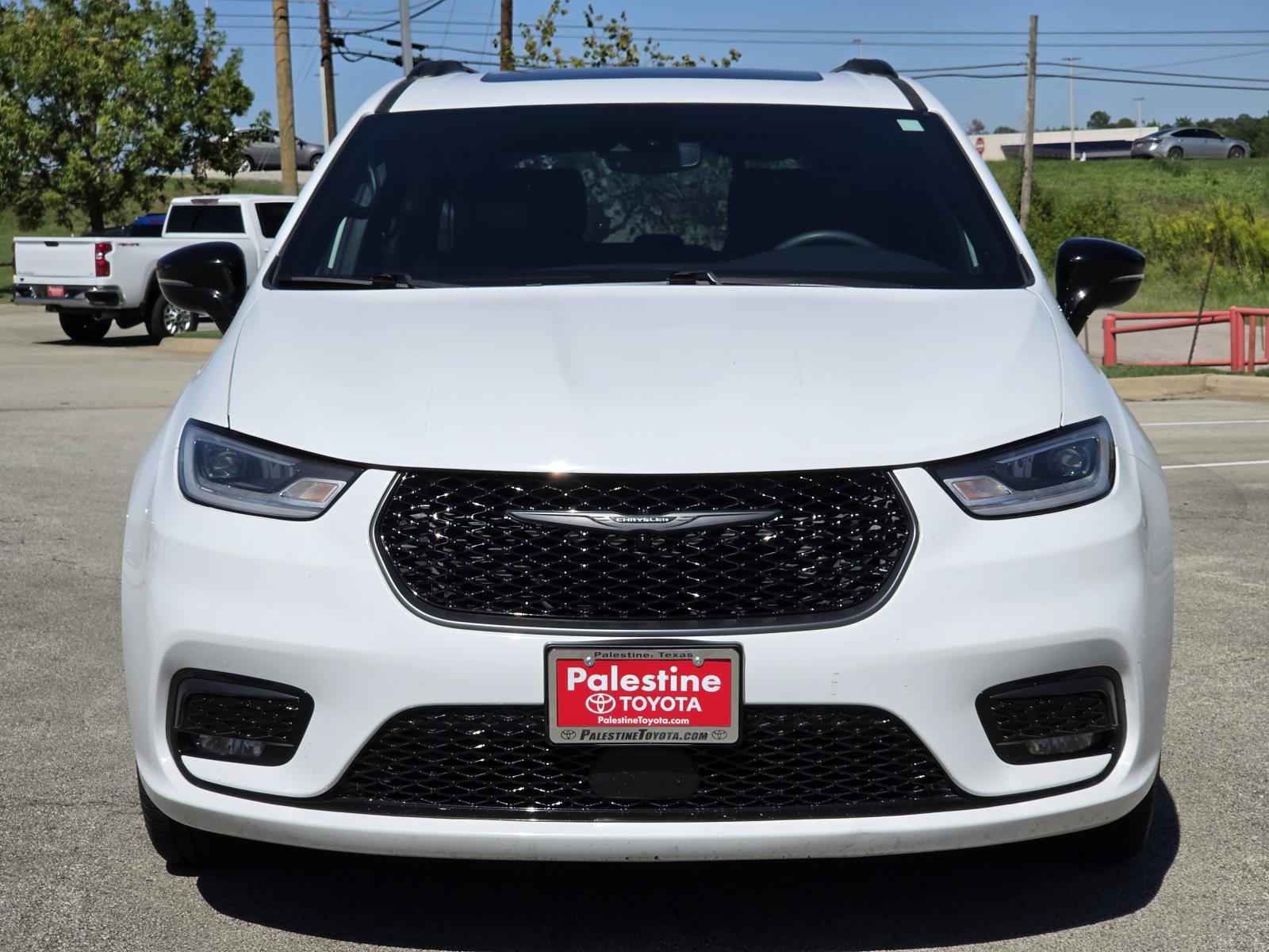 Used 2025 Chrysler Pacifica Limited FWD image 2