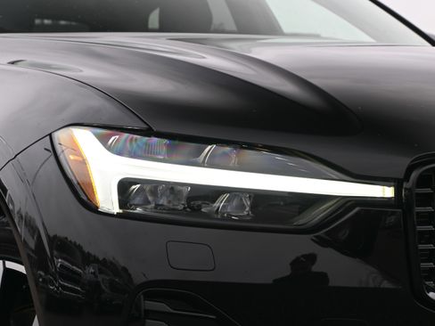 Used 2025 Volvo XC60 B5 Plus image 2