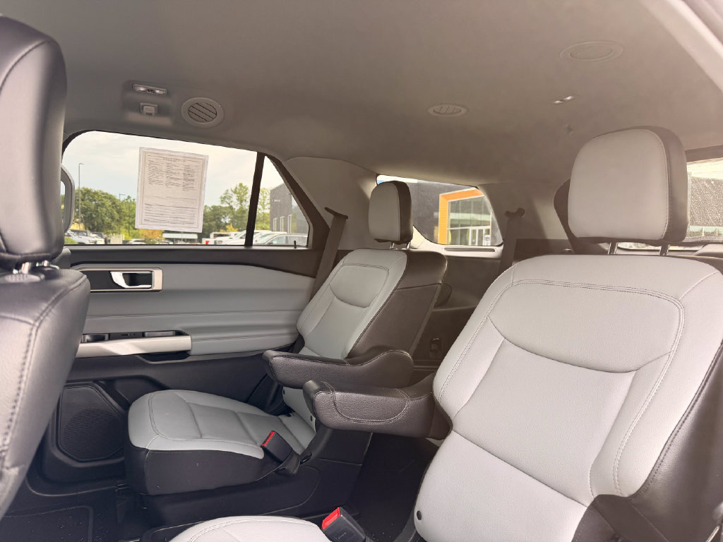 Used 2021 Ford Explorer XLT w/ Equipment Group 202A AWD/4WD image 16