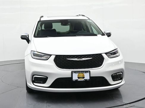 Used 2023 Chrysler Pacifica Limited image 3