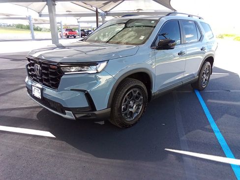 Certified 2025 Honda Pilot TrailSport image 3
