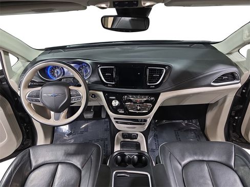 Used 2020 Chrysler Pacifica Limited w/ Tire & Wheel Group image 9