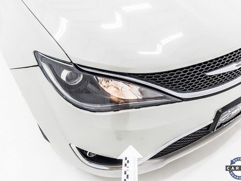 Used 2017 Chrysler Pacifica Touring-L image 41