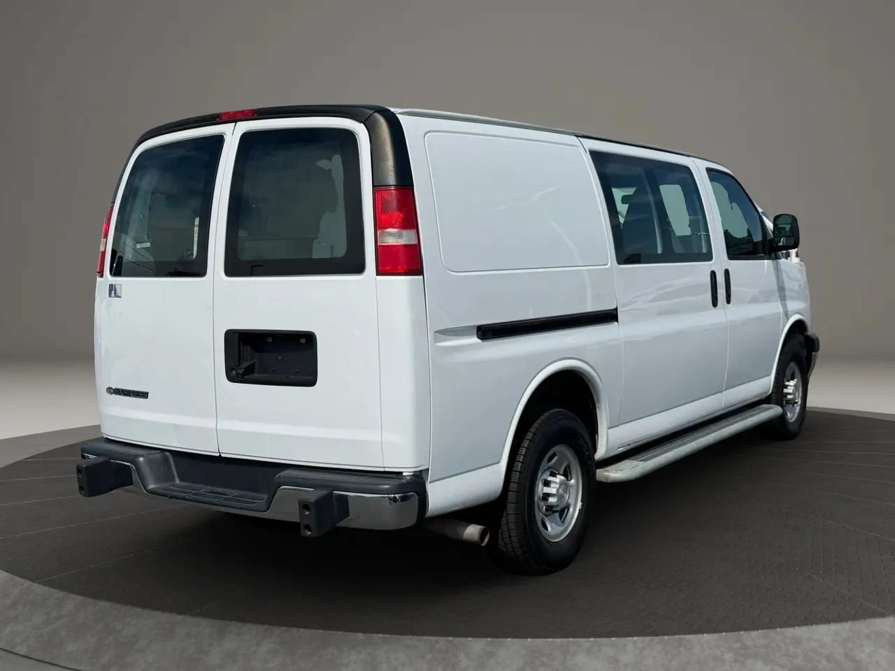 Used 2018 Chevrolet Express 2500 w/ Driver Convenience Package RWD image 6
