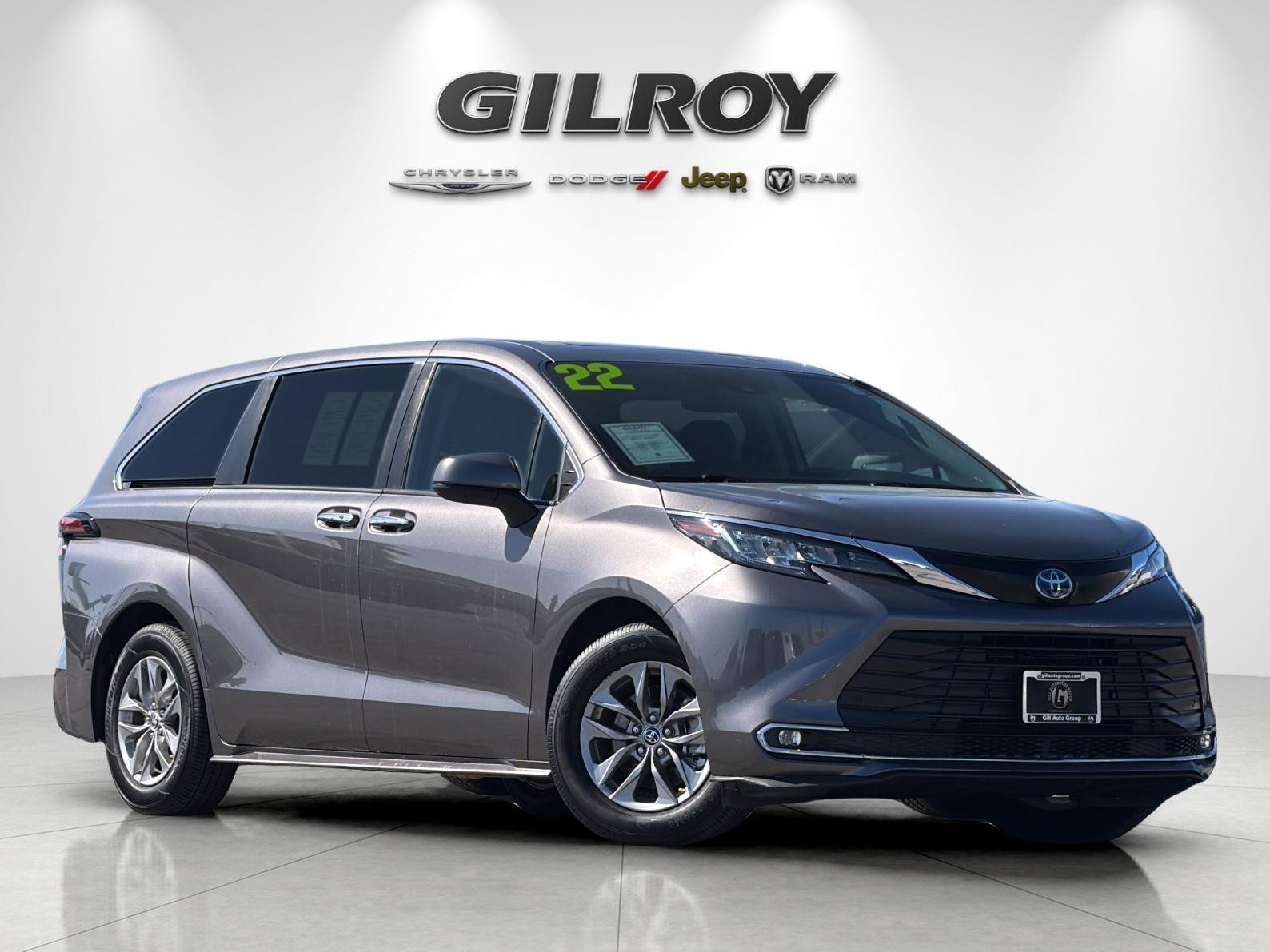 Used 2022 Toyota Sienna XLE FWD image 2