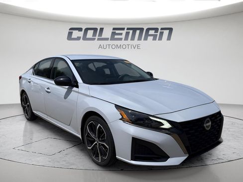 Used 2023 Nissan Altima 2.5 SR FWD image 2