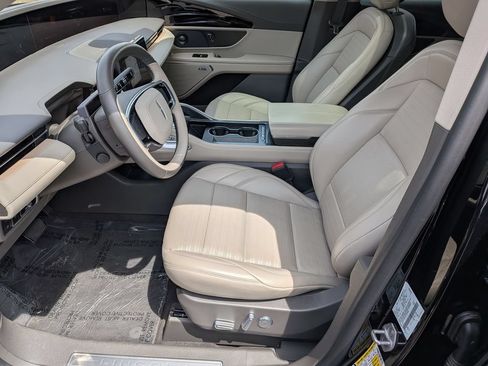 Used 2025 Lincoln Nautilus Reserve AWD/4WD image 12