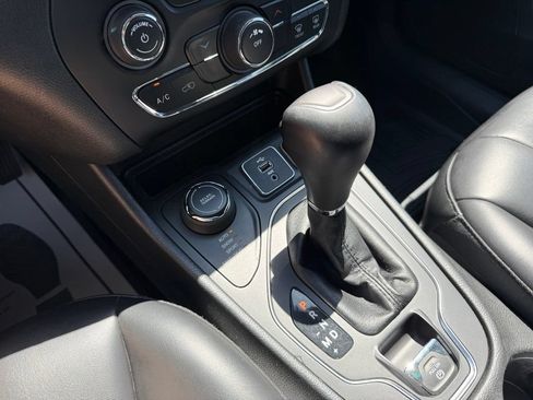 Used 2019 Jeep Cherokee Latitude Plus AWD/4WD image 32