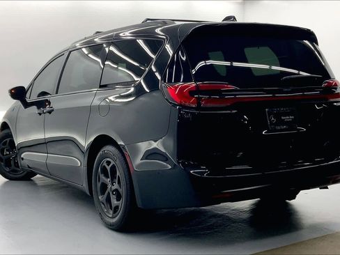 Used 2021 Chrysler Pacifica Limited w/ Uconnect Theater Family Group image 2