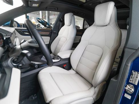Used 2025 Porsche Macan 4S Electric AWD/4WD image 5