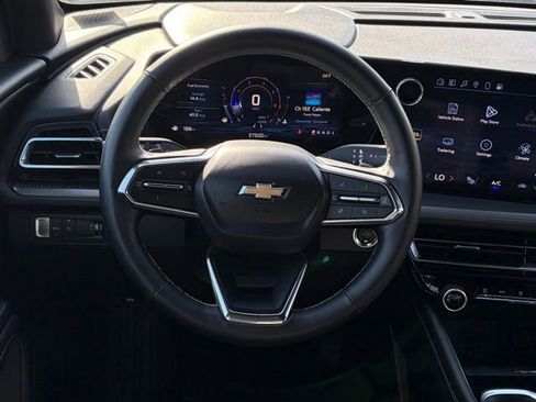 Used 2025 Chevrolet Traverse LT image 36