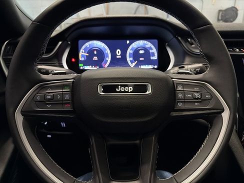 Used 2024 Jeep Grand Cherokee Altitude AWD/4WD image 12