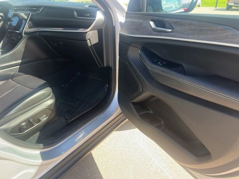 Used 2024 Jeep Grand Cherokee Limited w/ Black Appearance Package image 60