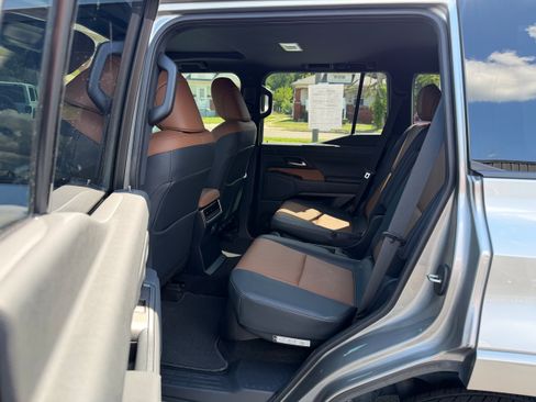 Used 2024 Lexus GX 550 w/ Accessory Package (Z1) AWD/4WD image 12