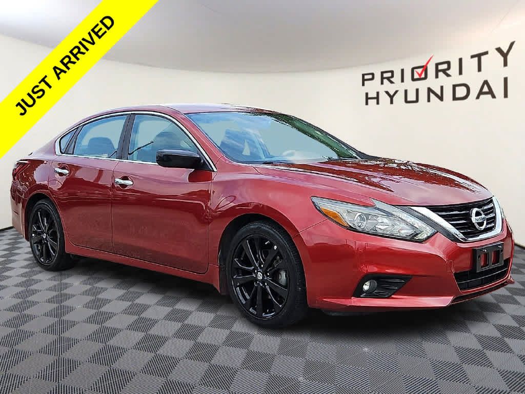 Used 2017 Nissan Altima 2.5 SR w/ Midnight Edition Package FWD image 3