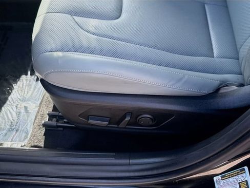 Used 2025 Hyundai Elantra Limited FWD image 18