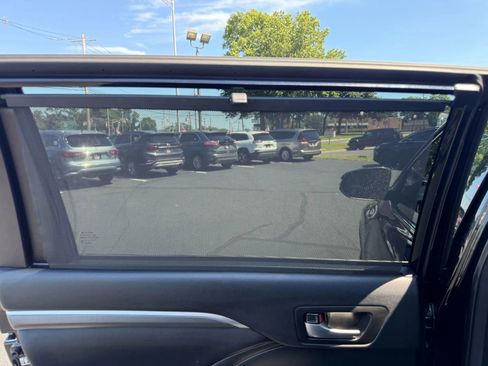 Used 2018 Toyota Highlander SE image 31