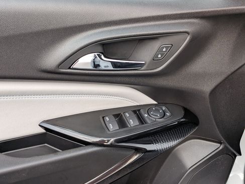 Used 2025 Chevrolet Trax LT w/ LT Convenience Package image 15