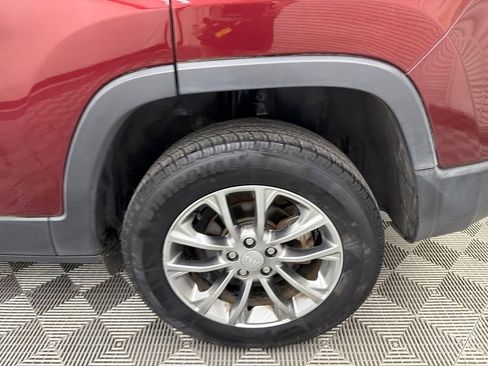 Used 2019 Jeep Cherokee Latitude Plus w/ Comfort/Convenience Group FWD image 20