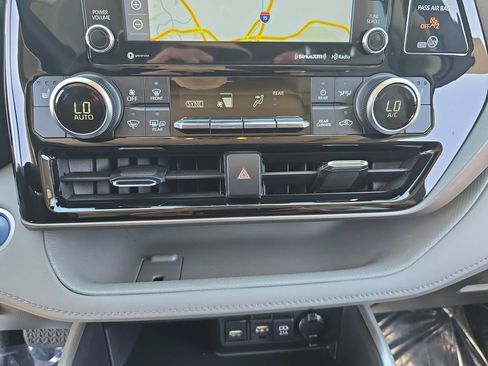 Used 2021 Toyota Highlander XLE FWD image 29