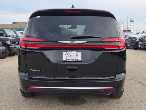 New 2026 Chrysler Pacifica Select image 13
