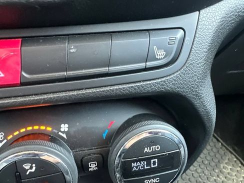 Used 2016 Jeep Renegade Latitude AWD/4WD image 17