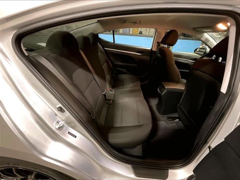 Used 2019 Hyundai Elantra SE w/ Cargo Package image 16