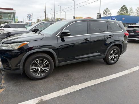 Used 2019 Toyota Highlander LE image 1