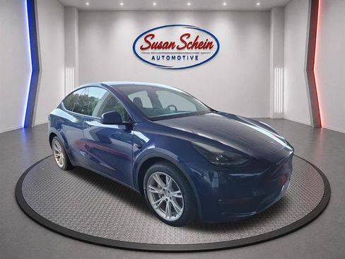 Used 2023 Tesla Model Y AWD image 3