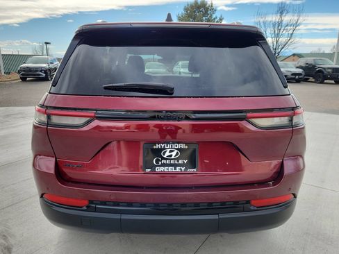 Used 2024 Jeep Grand Cherokee Altitude AWD/4WD image 4