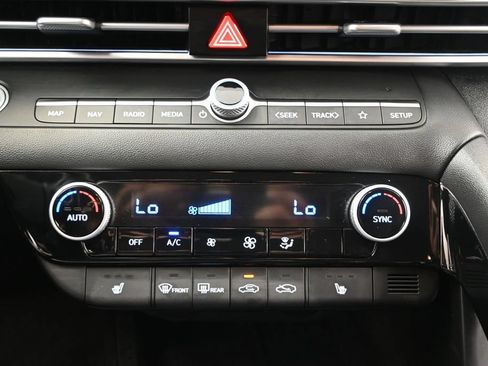 Used 2025 Hyundai Elantra Limited FWD image 17